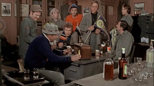 M*A*S*H - Armáda verzus námorníctvo